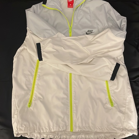 Nike windbreaker used maybe 4-5 times, great condition, pet and smoke free home! - Picture 2 of 4